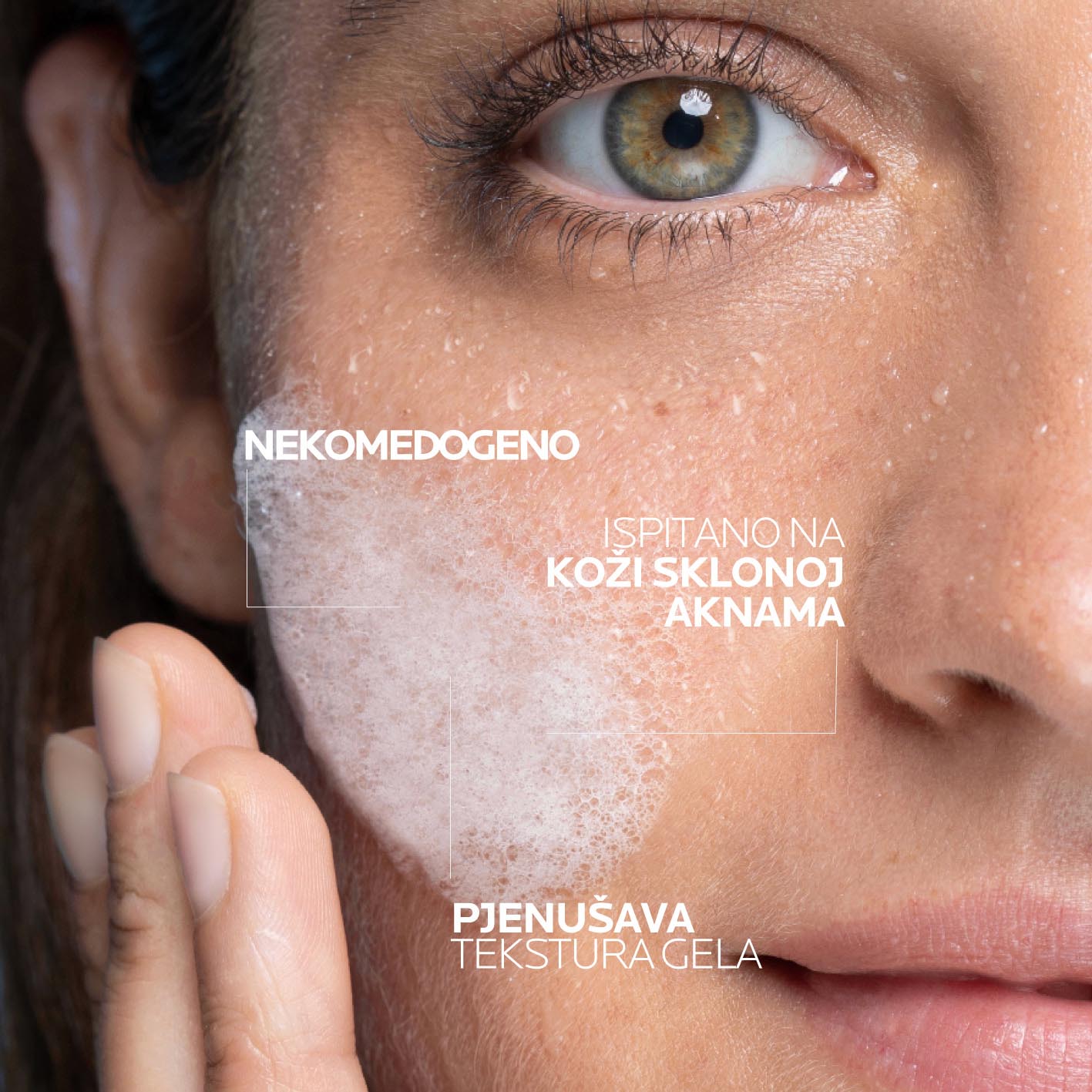 Pjenušava tekstura gela Effaclar na licu — nekomedogeno, ispitano na koži sklonoj aknama